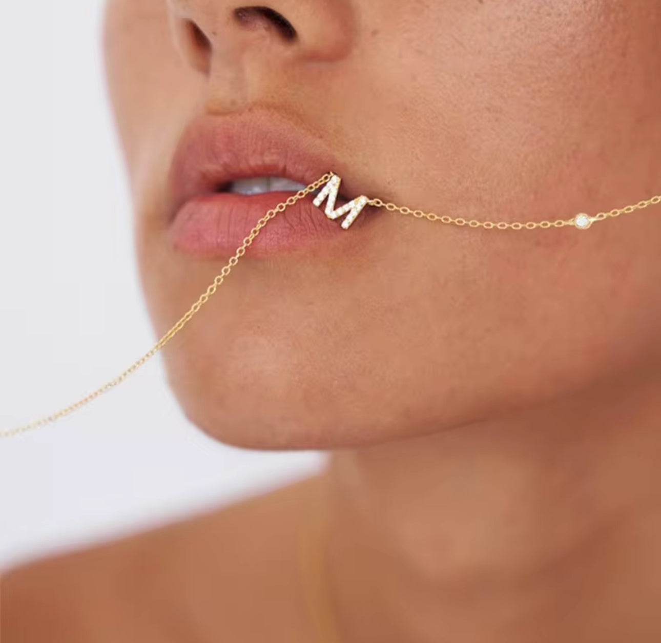 Collar con inicial de cobre